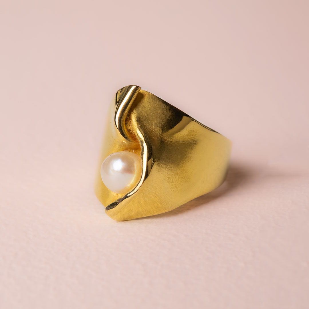 Foto van de 'The Golden Pleat' ring