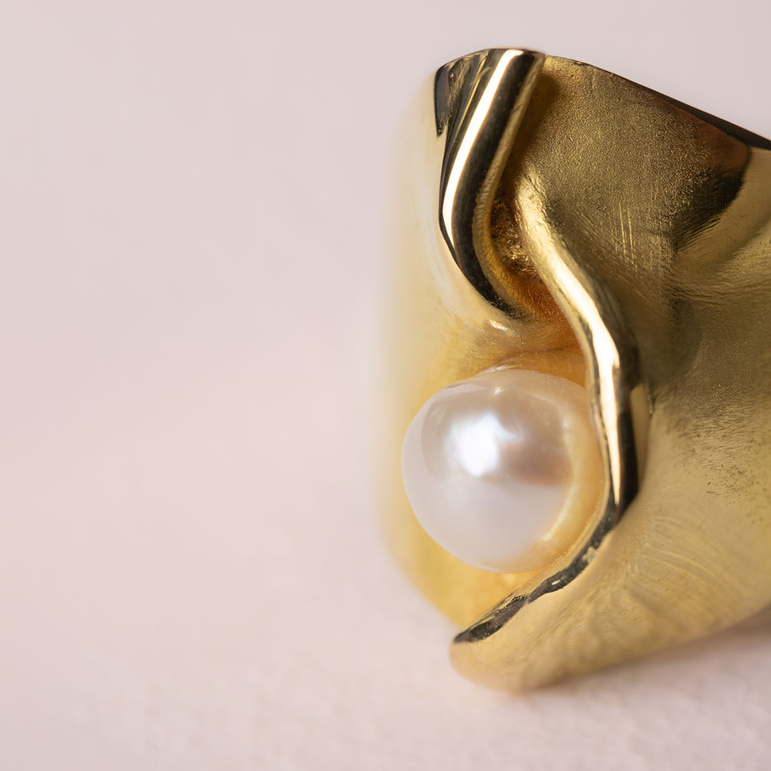 Foto van de 'The Golden Pleat' ring