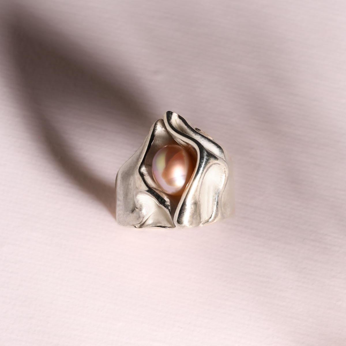 Foto van de 'The Pink Pearl' ring